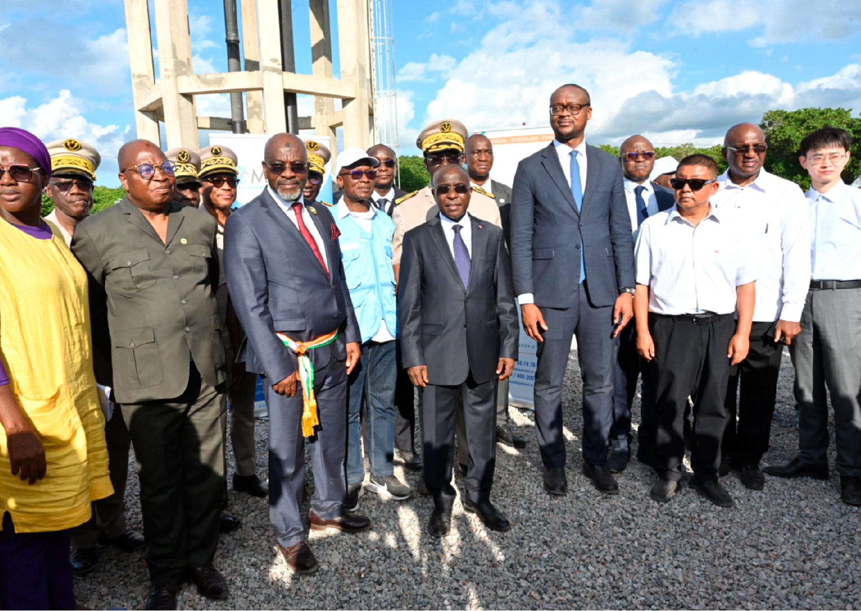 M. Bouaké FOFANA inaugure une nouvelle unité de production d’eau potable et un château d’eau pour la ville de Mankono